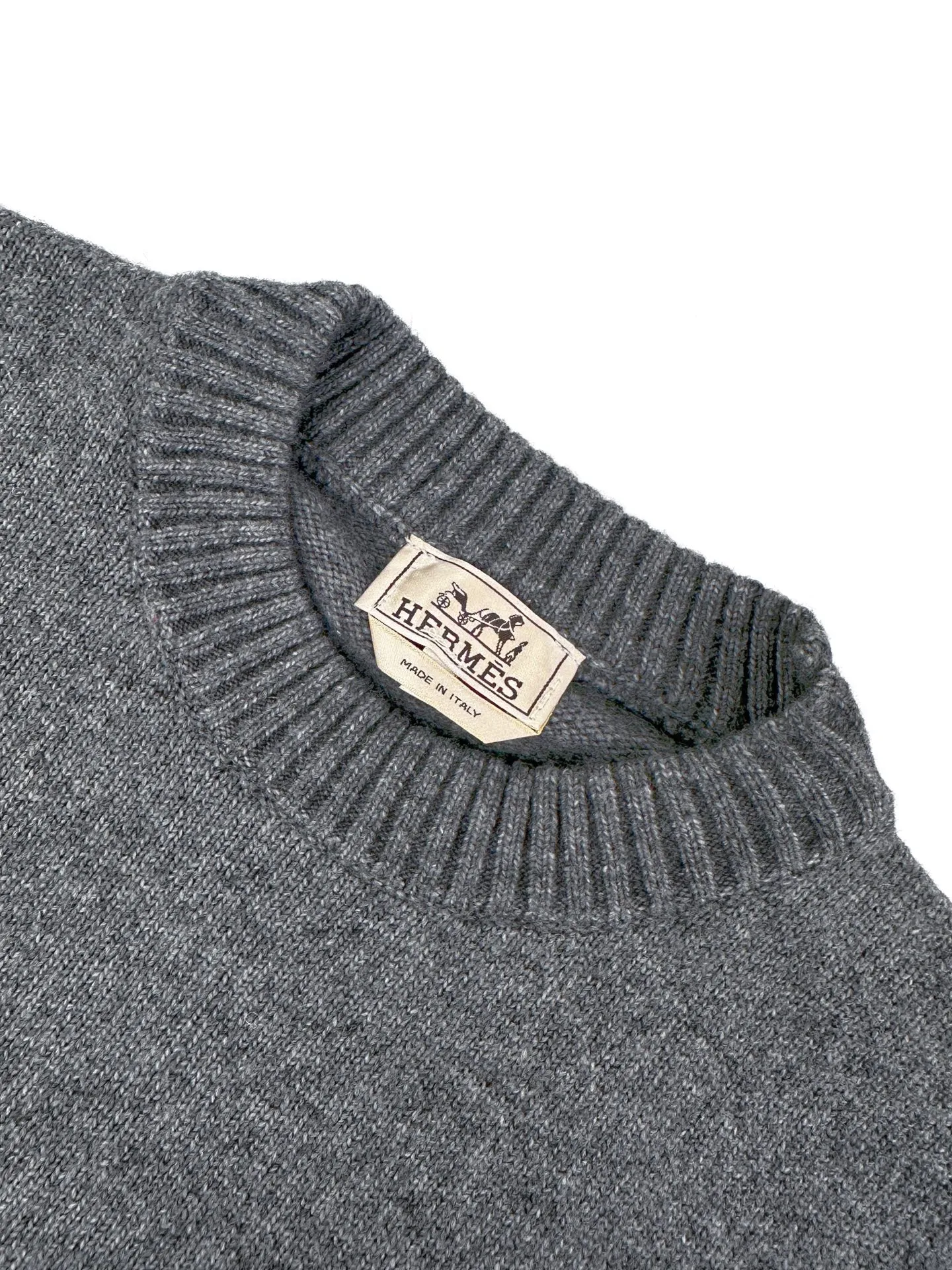 Herme Paris H-shaped embroidered sweater, custom-woven Shuangchuan cloud velvet cotton wool, fluffy and warm, soft and comfortable. The body is covered with charcoal gray. The hazy mist texture contains the timeless charm of the family. The three-dimensional embroidery of double anchor rope knots on the chest is gracefully coiled. The stitches are layered to condense the handed down nautical narrative into the square stitching. The relaxed and dropped shoulder silhouette is relaxed and stretched, incorporating the romance of the deep sea into the texture, interpreting the restrained tranquility of the family. Hidden elegance and elegance of old money. Process 1: Use imported machine embroidery technology. Use advanced computer control systems and precision mechanical components to achieve Hermes embroidery operations with high precision. The lines are smooth and delicate. Process 2: Use three-dimensional seam stitching. It uses specific sewing methods at the seams to make clothes more three-dimensional and fit the body. The workmanship is cumbersome and complicated. Process 3: Softening and deodorizing process of ready-made clothes through professional washing equipment and specific detergents. Deep clean and deodorize clothes to improve the feel and appearance of clothes Accessories: Customized 1:1 Hermes trademark Fit: Loose fit Size: S M L XL Style number: AA 691